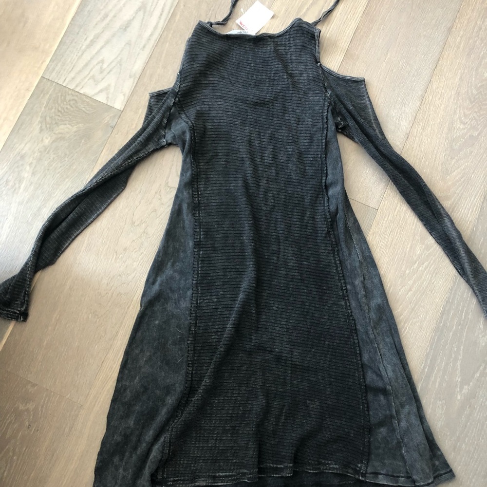 Super soft Able BNWT medium cold shoulder tunic - Picture 4 of 5